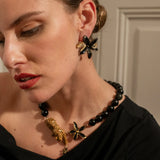 Puces d'oreilles léopard et fleur d'Erine