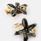 Puces d'oreilles léopard et fleur d'Erine