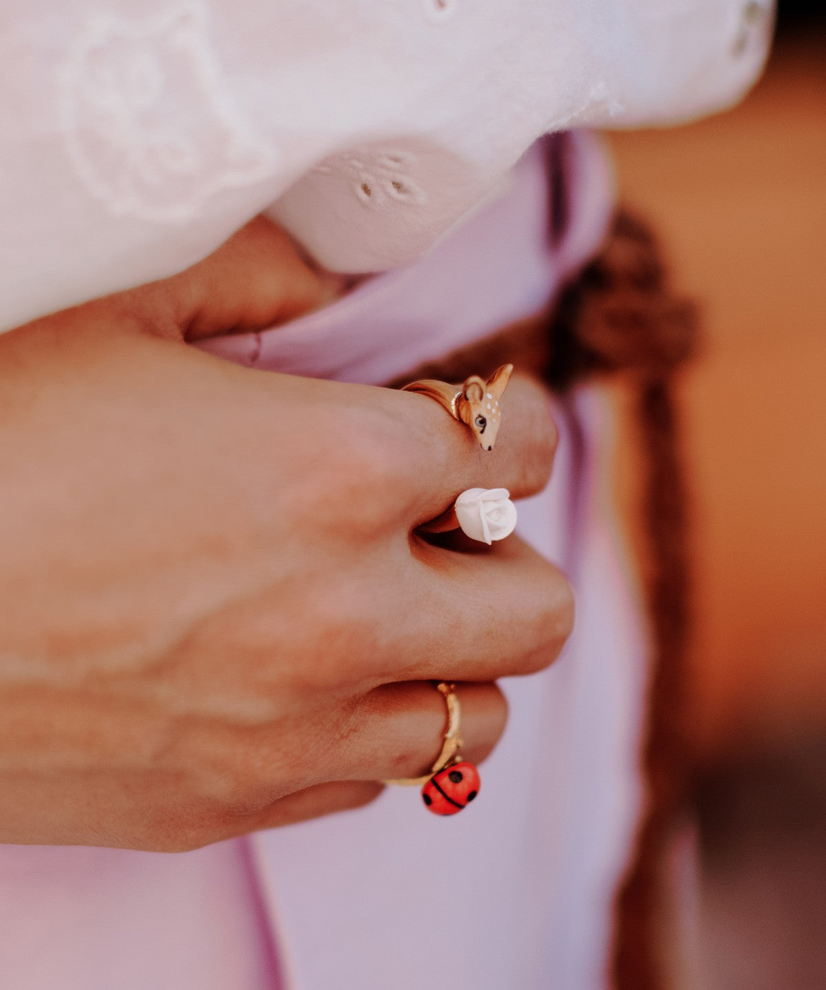 bijou bague ajustable animal biche et fleur blanche en porcelaine peinte Ă  la main