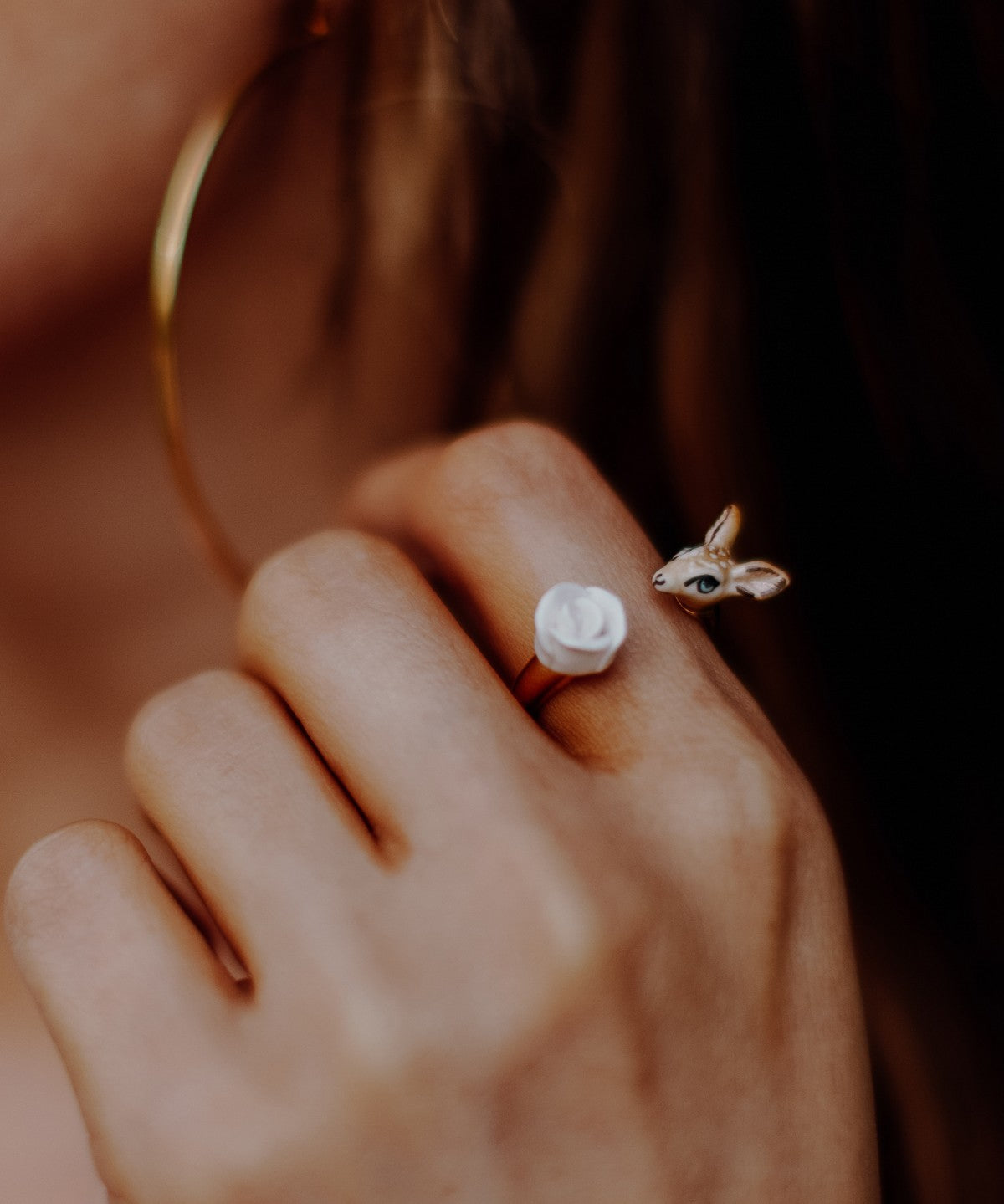 bijou bague ajustable animal biche et fleur blanche en porcelaine peinte Ă  la main
