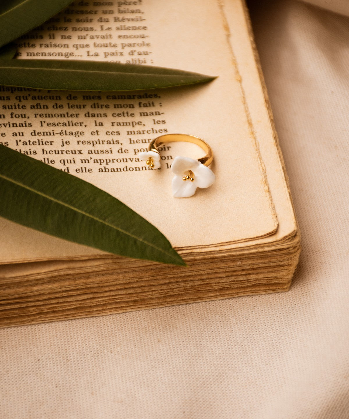bague ajustable dorée fleur bougainvillier blanc
