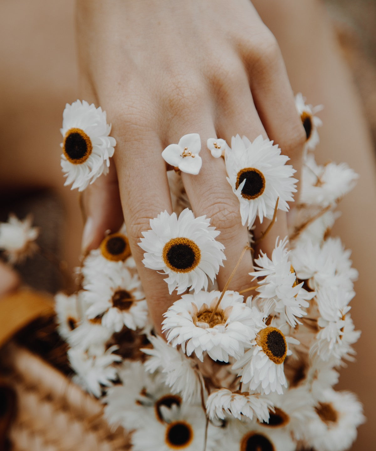 bague ajustable dorée fleur bougainvillier blanc
