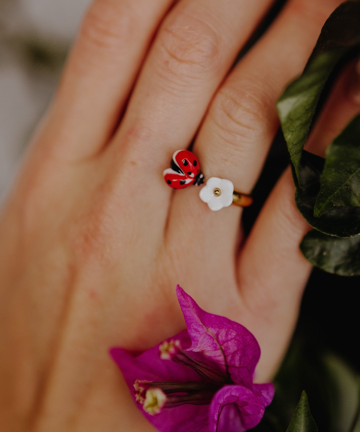 Bague coccinelle fleur blanche porcelaine laiton doré