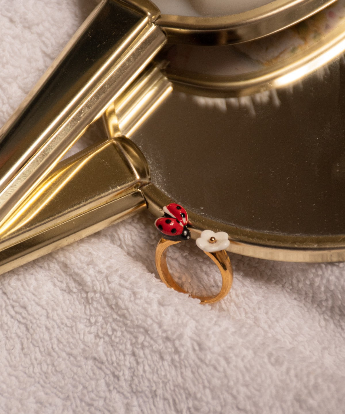 Bague coccinelle fleur blanche porcelaine laiton doré