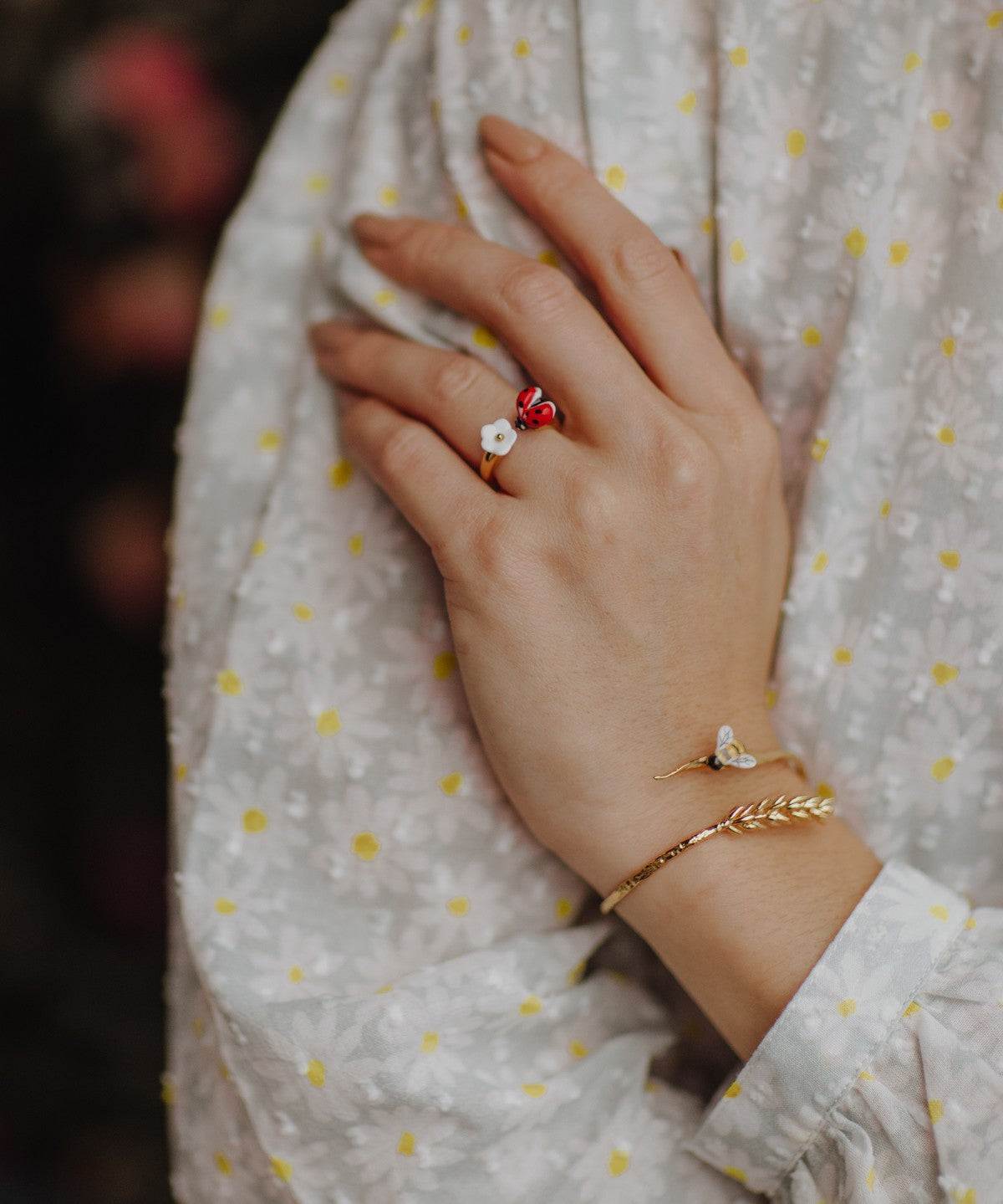 Bague coccinelle fleur blanche porcelaine laiton doré