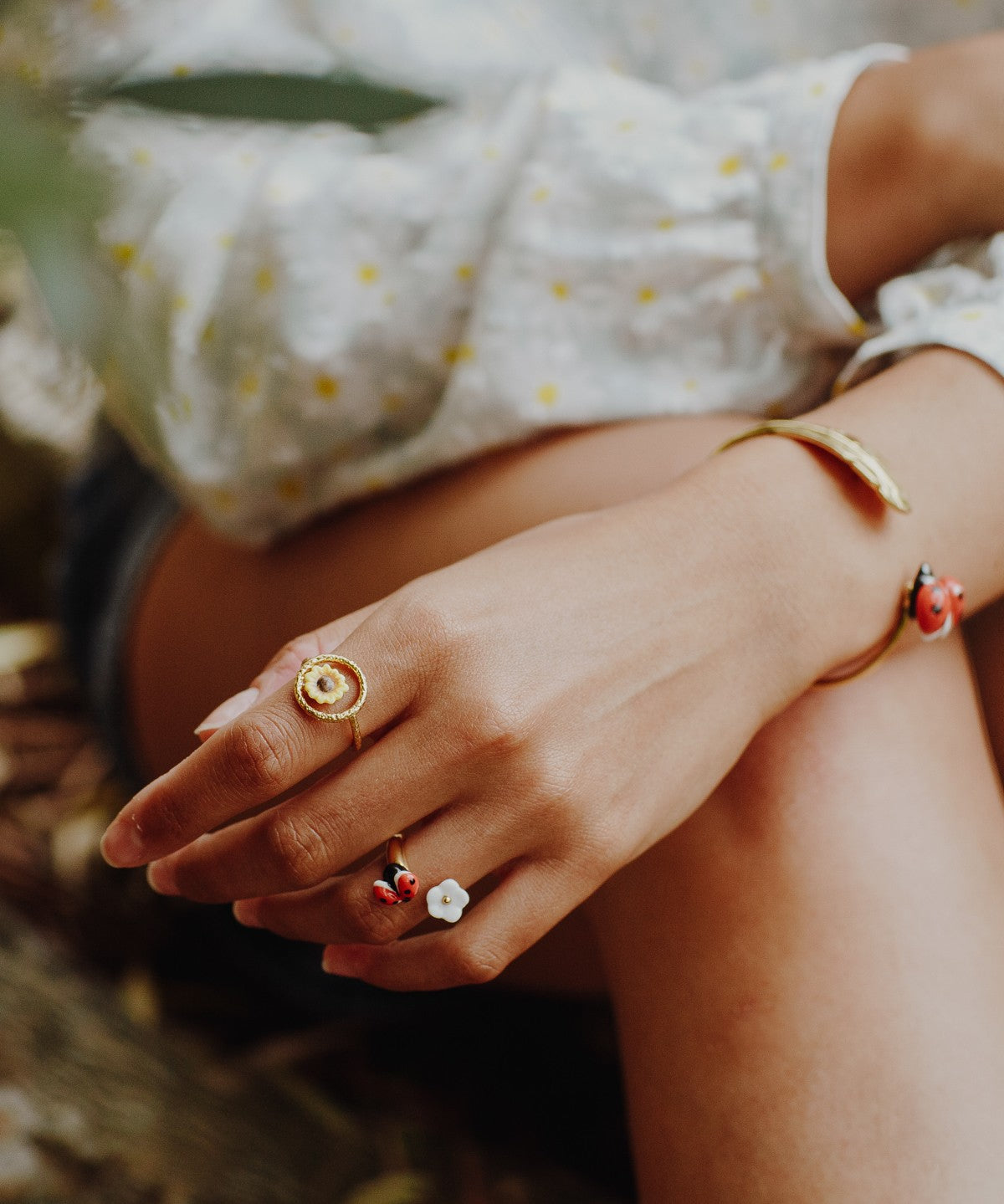 Bague coccinelle fleur blanche porcelaine laiton doré
