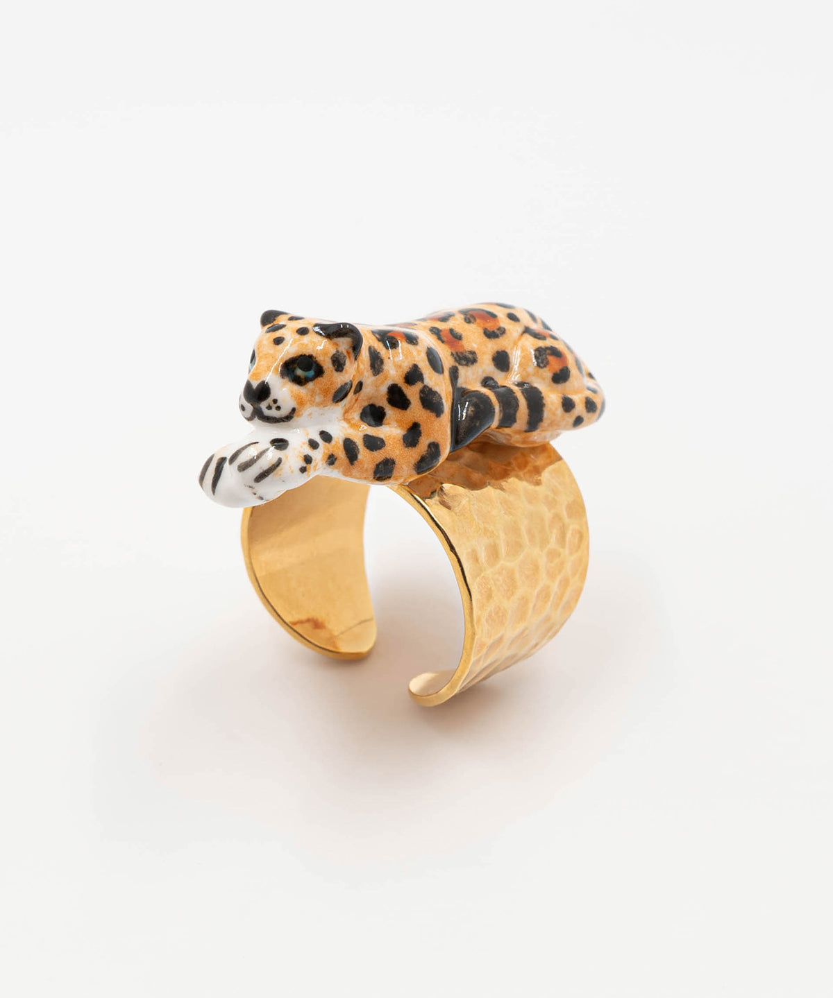 Bague martelée léopard couché