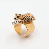 Bague martelée léopard couché