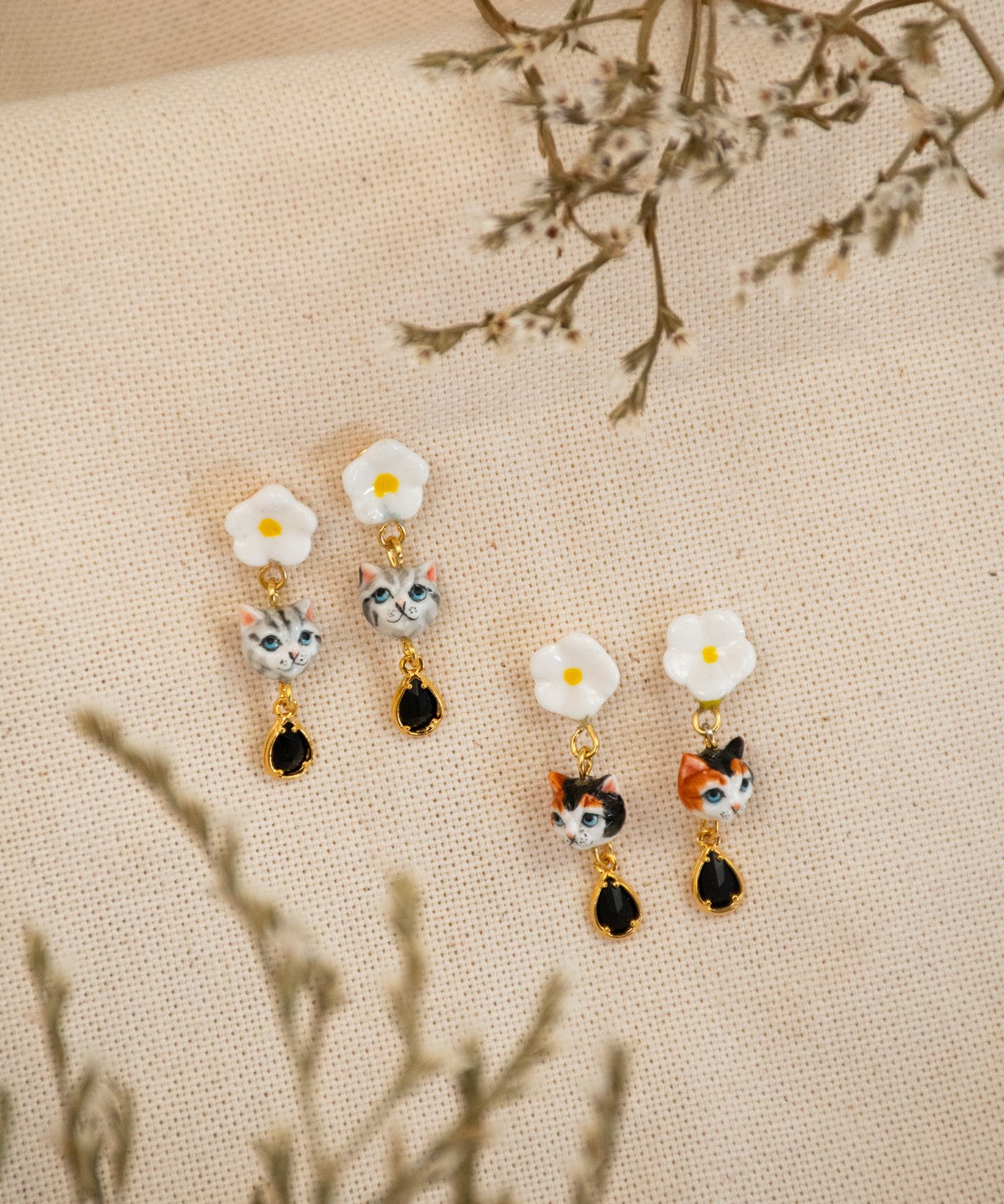 boucles d'oreilles pendantes chat gris tabby fleur pampille porcelaine