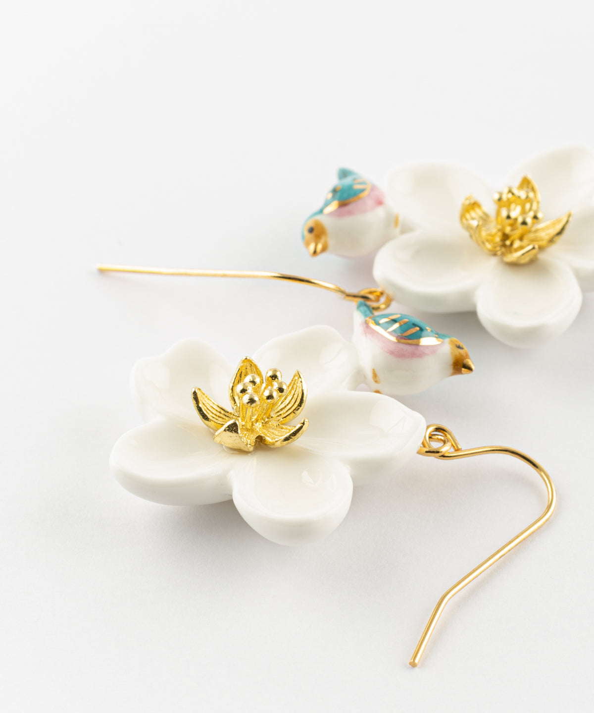 Boucles d'oreilles fleur blanche & oiseau bleu