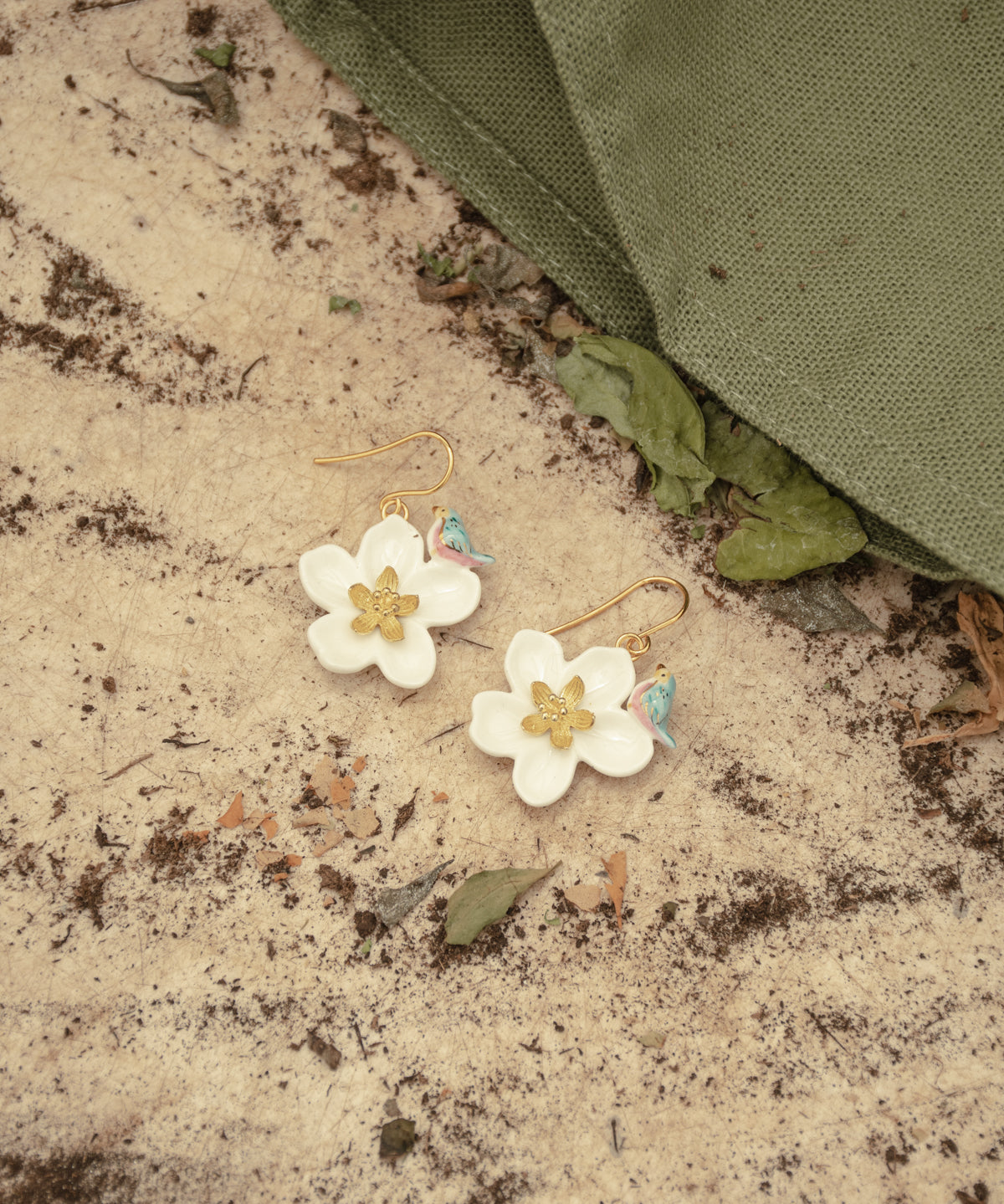 Boucles d'oreilles fleur blanche & oiseau bleu