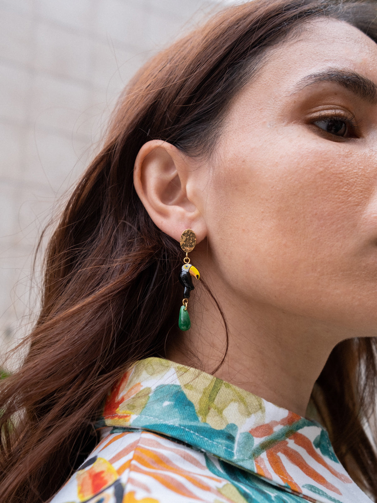 Boucles d'oreilles martelées toucan & jade