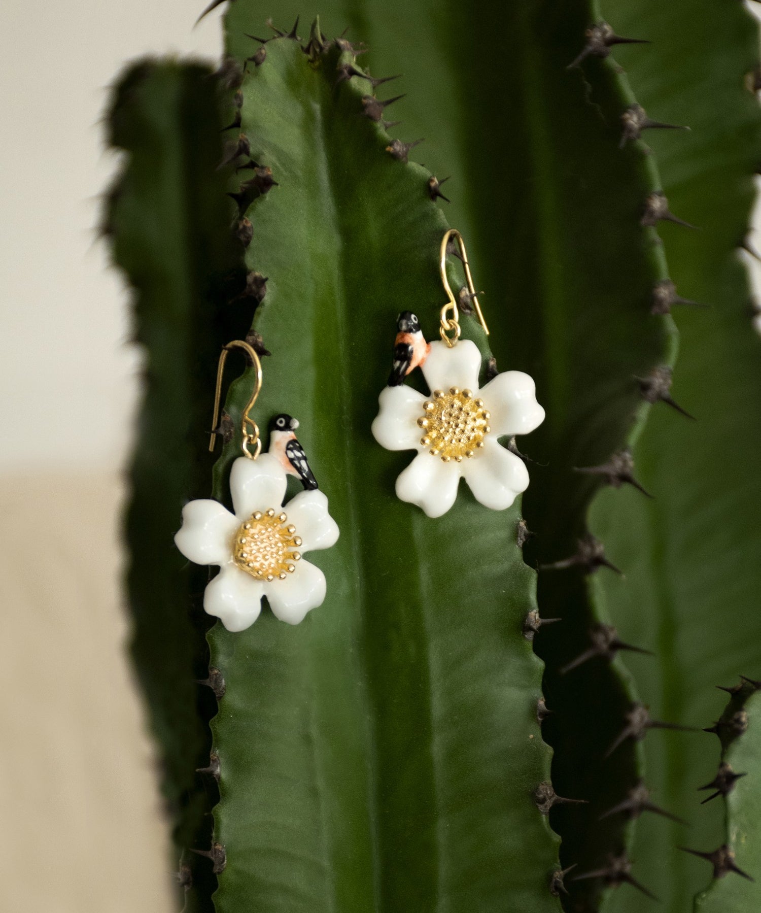 Boucles d'oreilles fleur oiseau porcelaine peint a la main