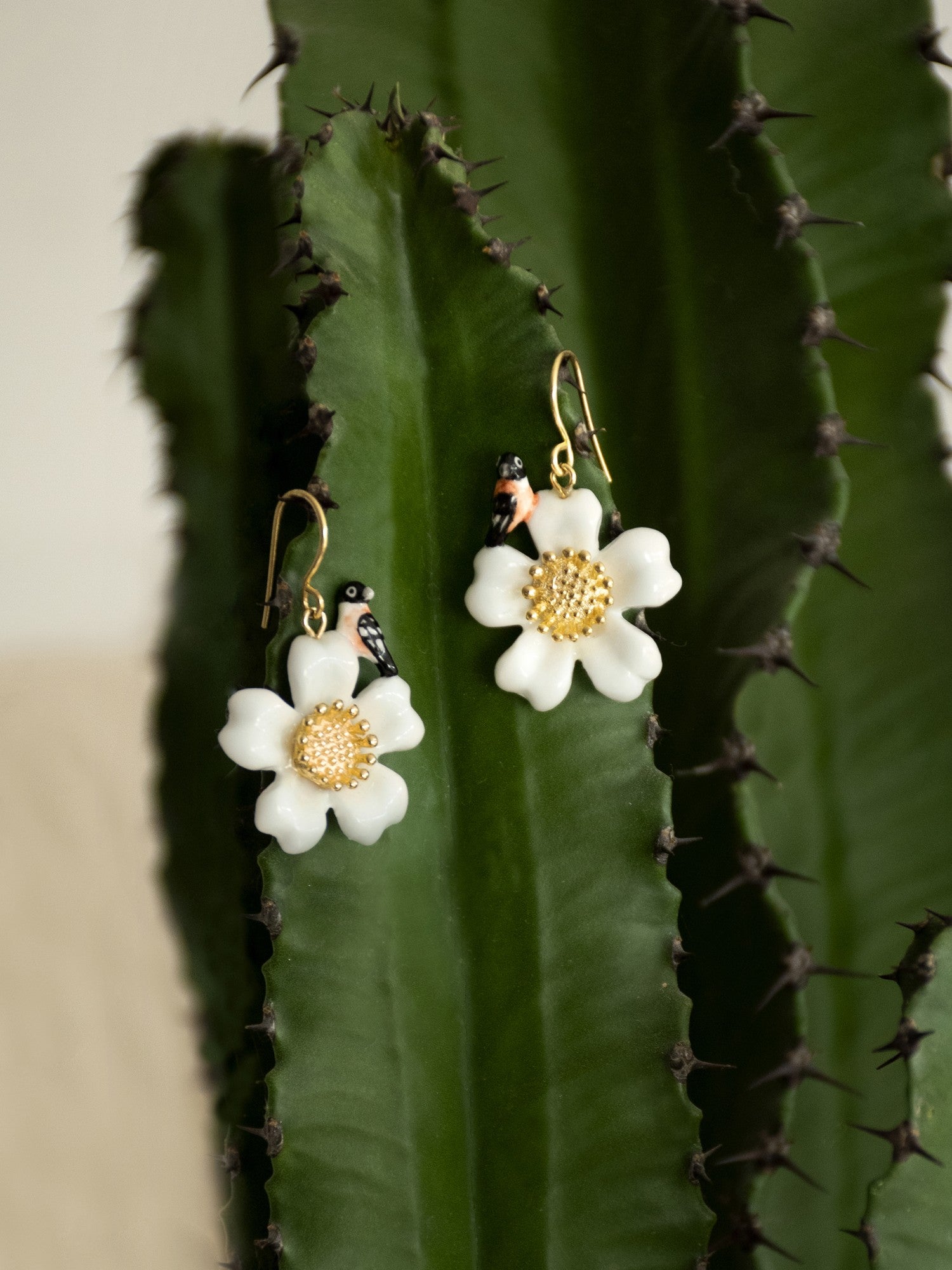 Boucles d'oreilles fleur oiseau porcelaine peint a la main