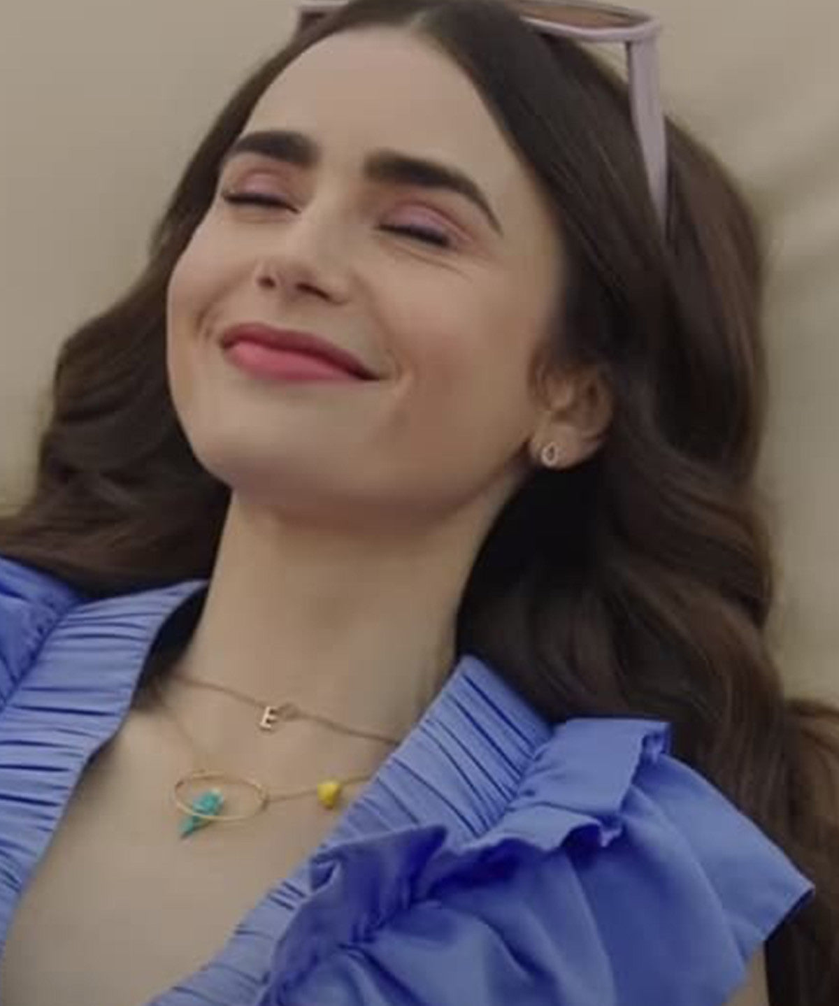 Collier rond perruche bleue & citron porté par Emily in Paris