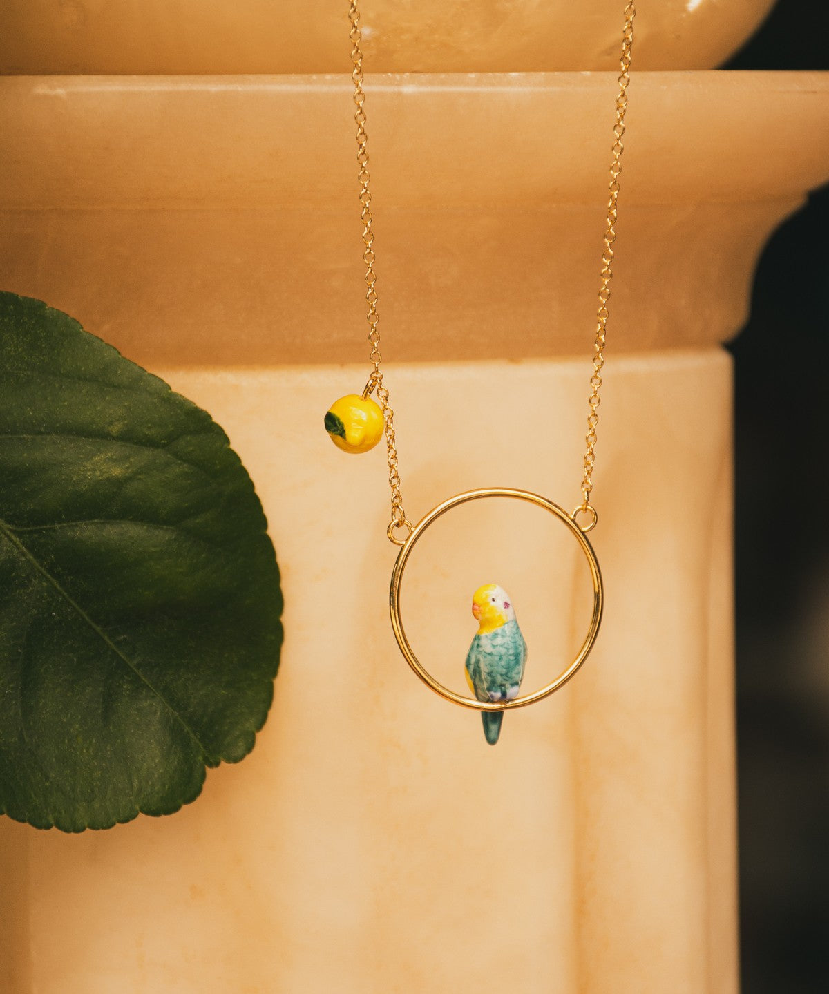collier doré rond perruche bleue jaune oiseau citron porcelaine