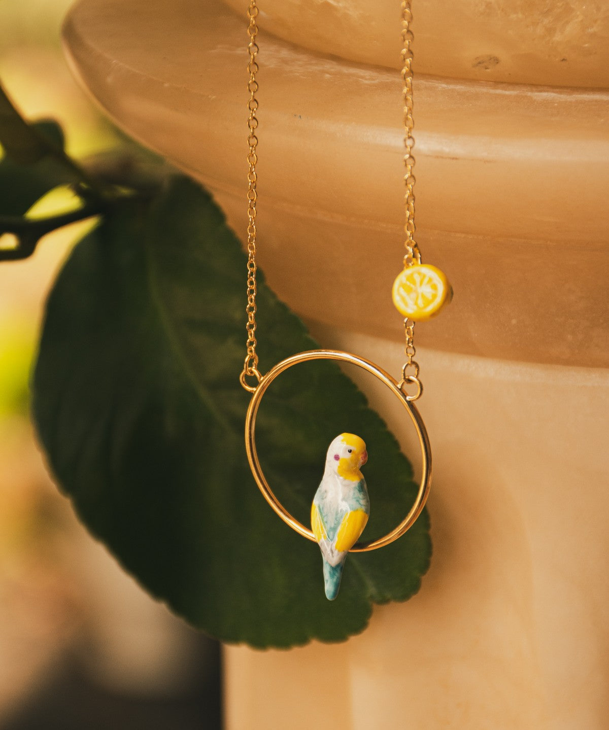 collier doré rond perruche bleue jaune oiseau citron porcelaine