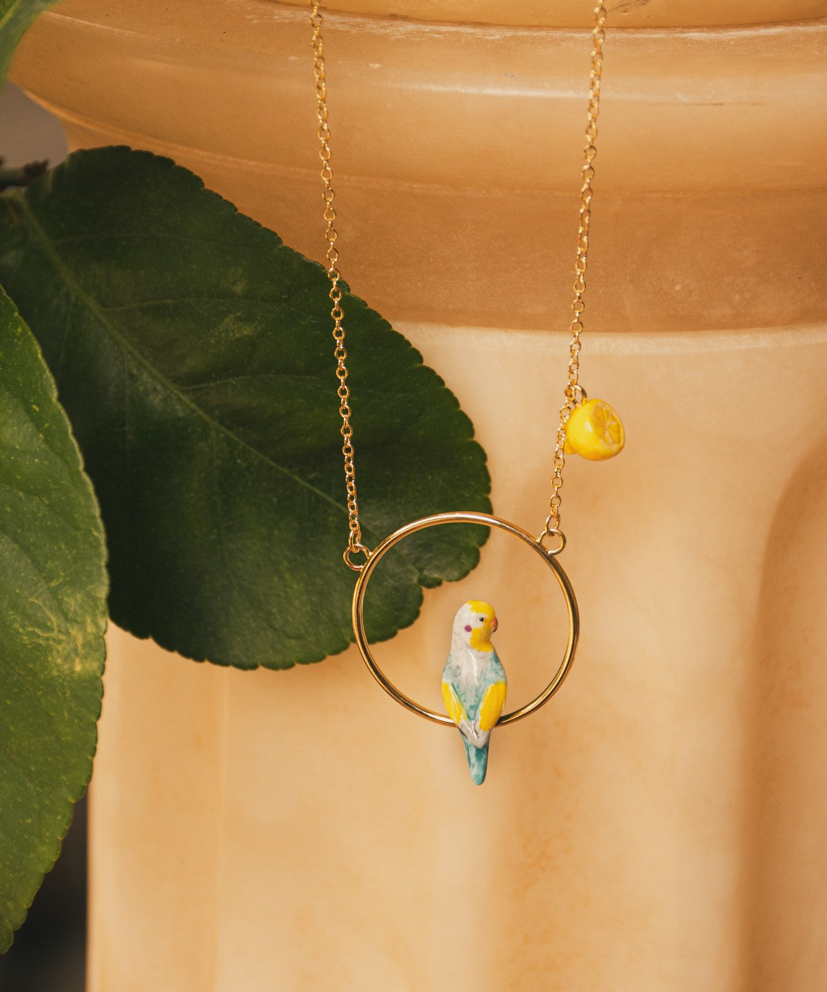 collier doré rond perruche bleue jaune oiseau citron porcelaine