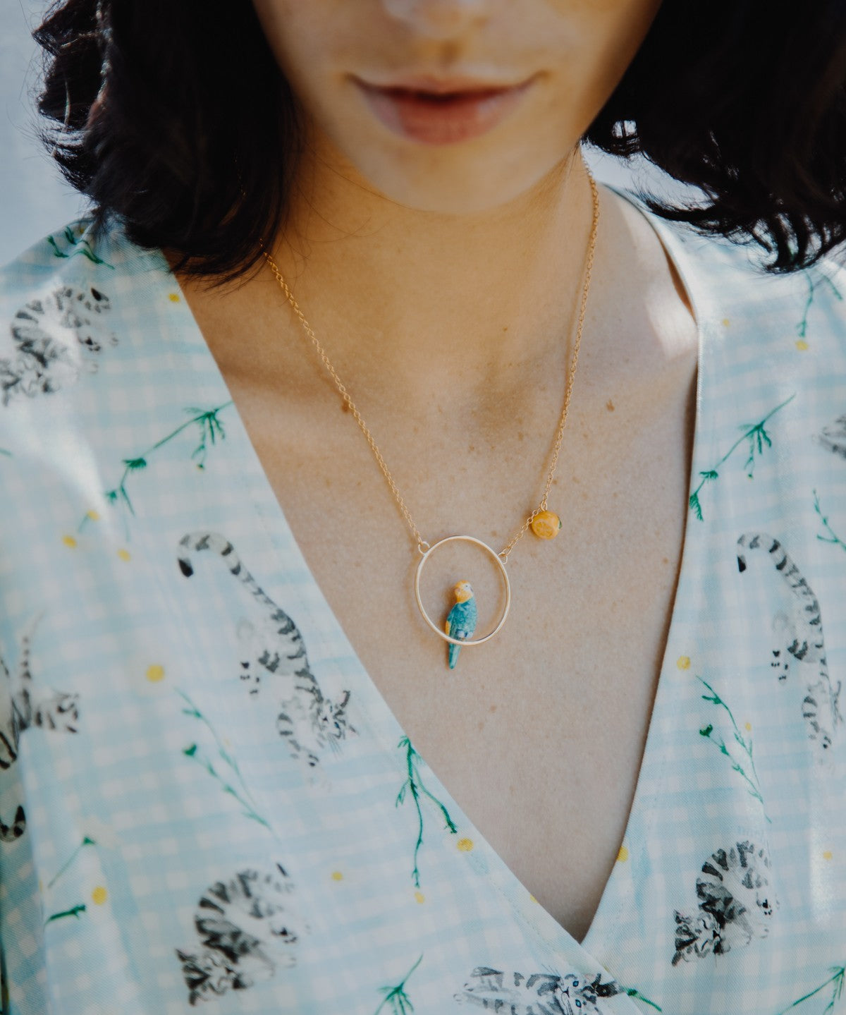 collier doré rond perruche bleue jaune oiseau citron porcelaine