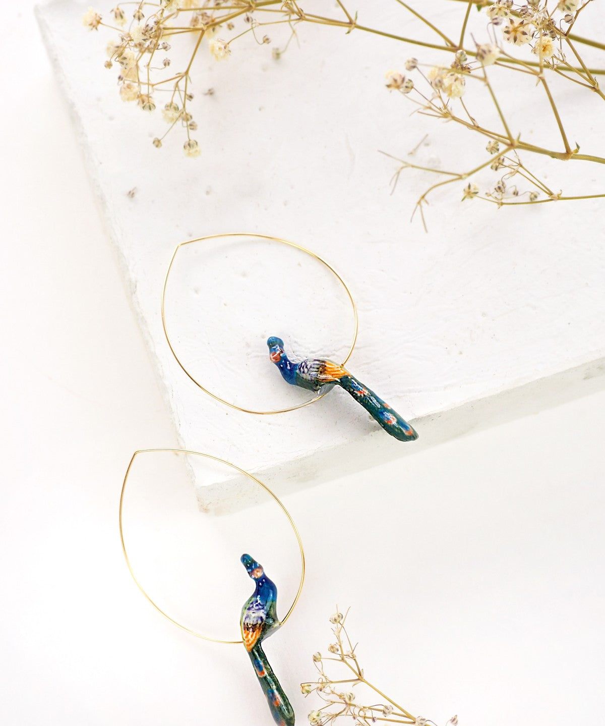 Créoles dorées paon porcelaine