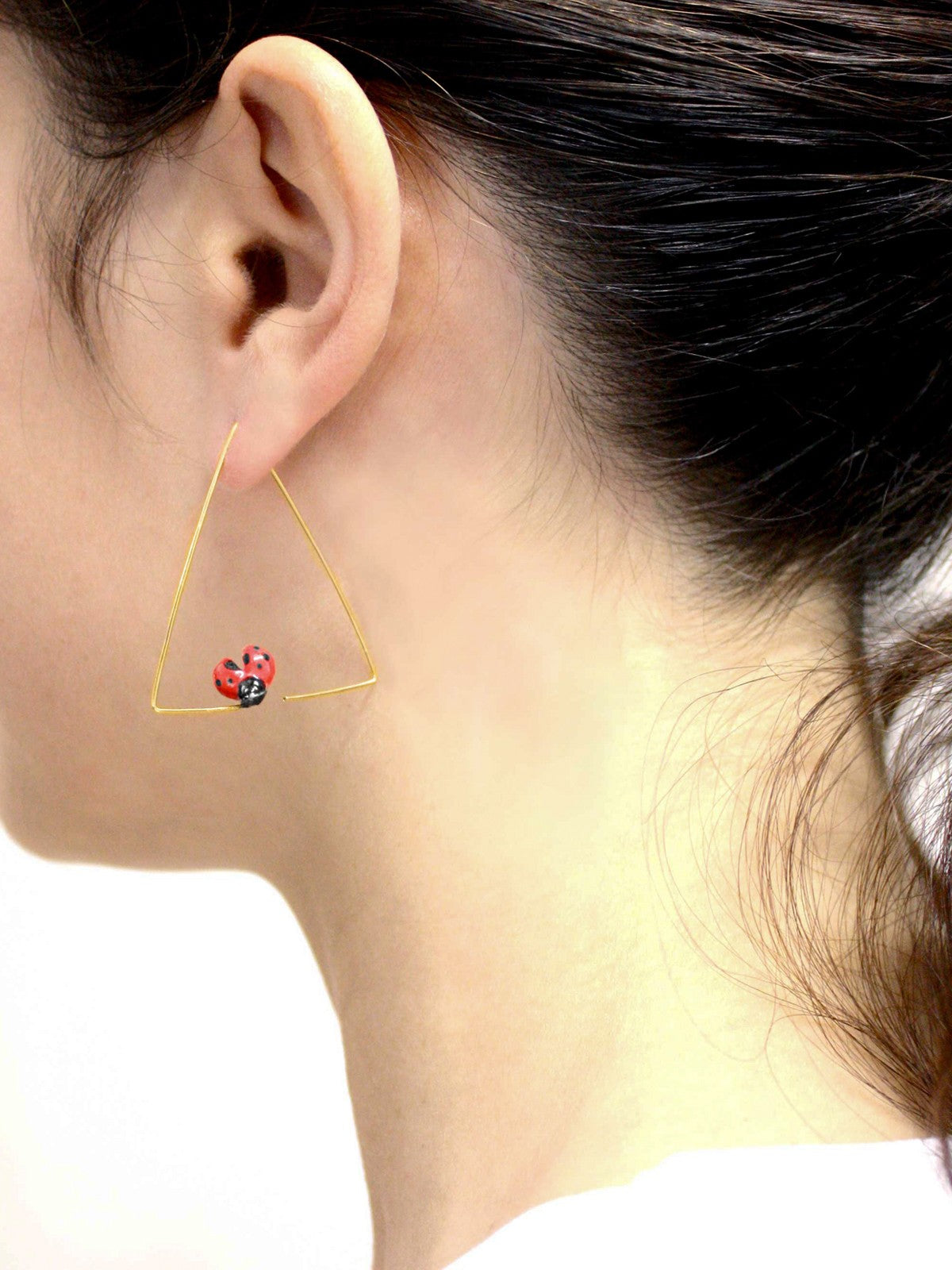 créoles triangles dorées coccinelle en porcelaine