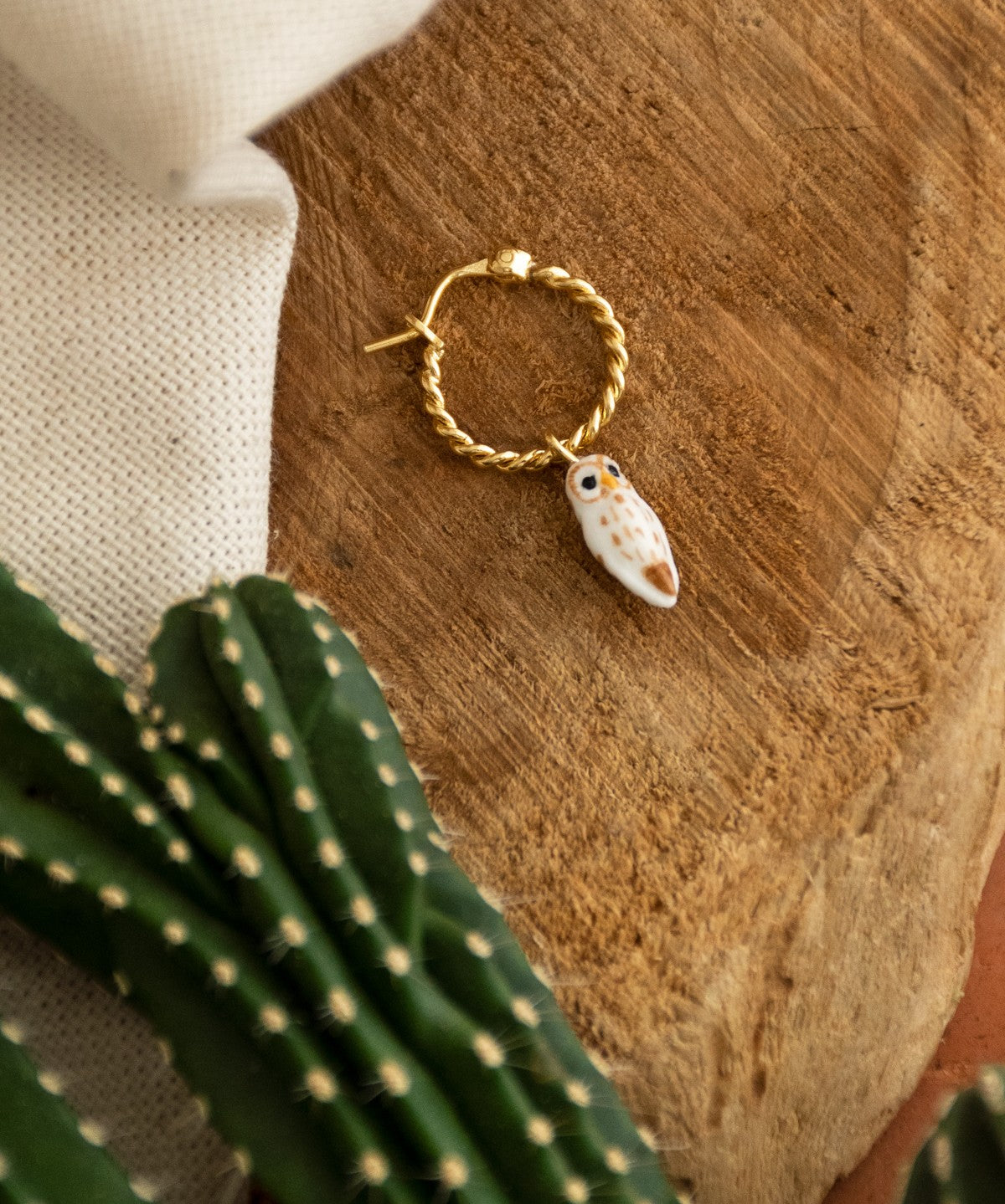 Boucle d'oreille chouette blanche  porcelaine peint a la main