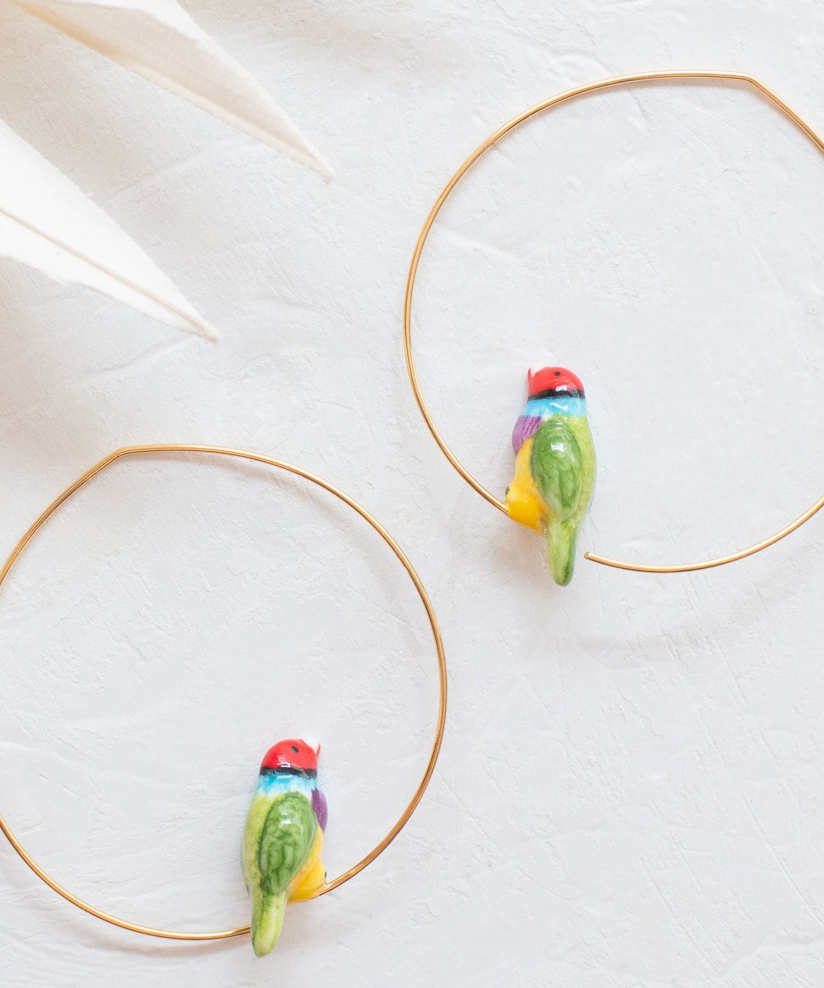 bijou boucles d'oreilles créoles animal oiseau diamant de gould en porcelaine peinte à la main