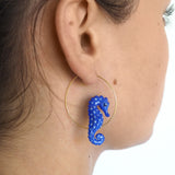 Petites créoles dorées hippocampe porcelaine