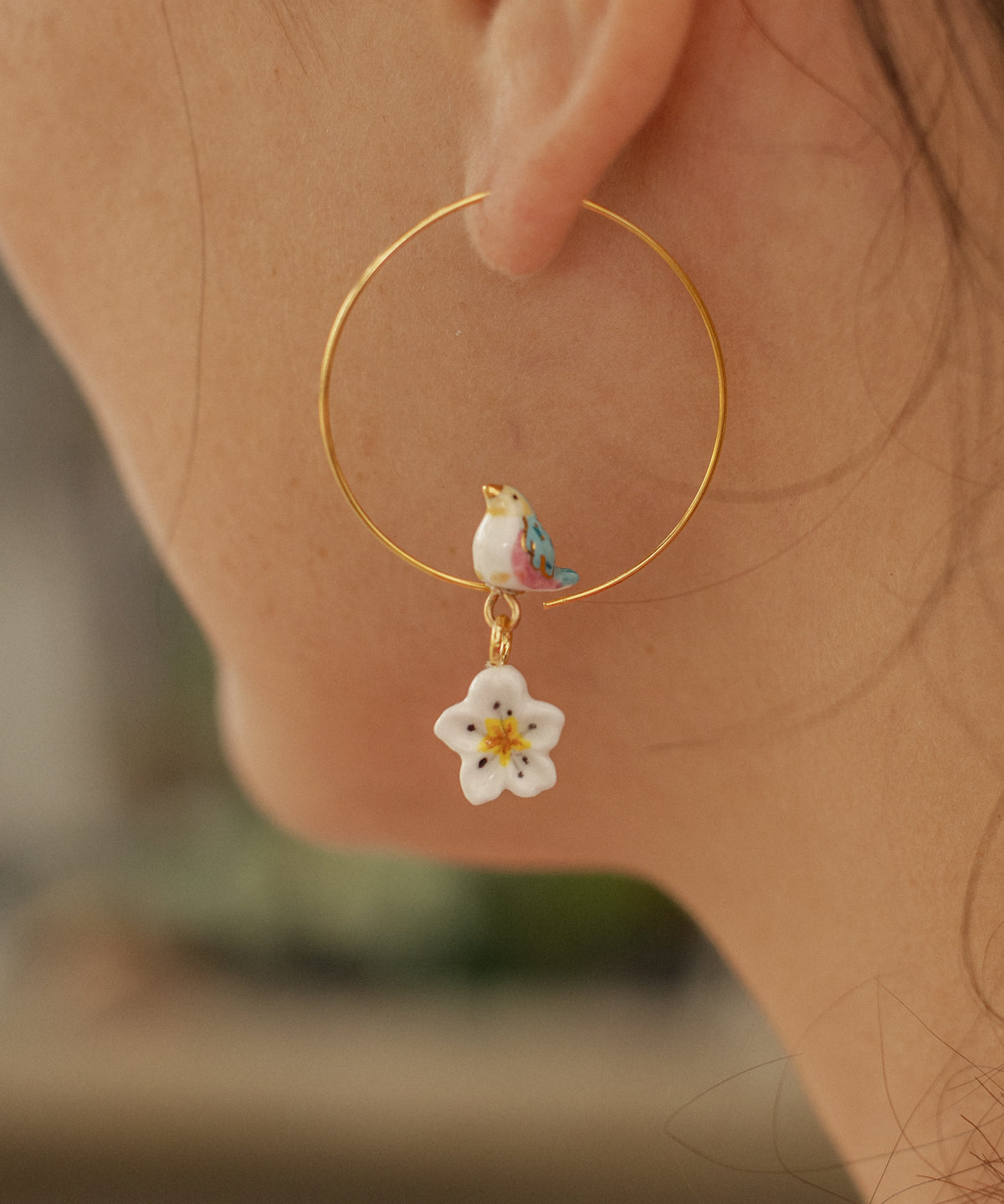 Petites créoles oiseau bleu & fleur de poirier