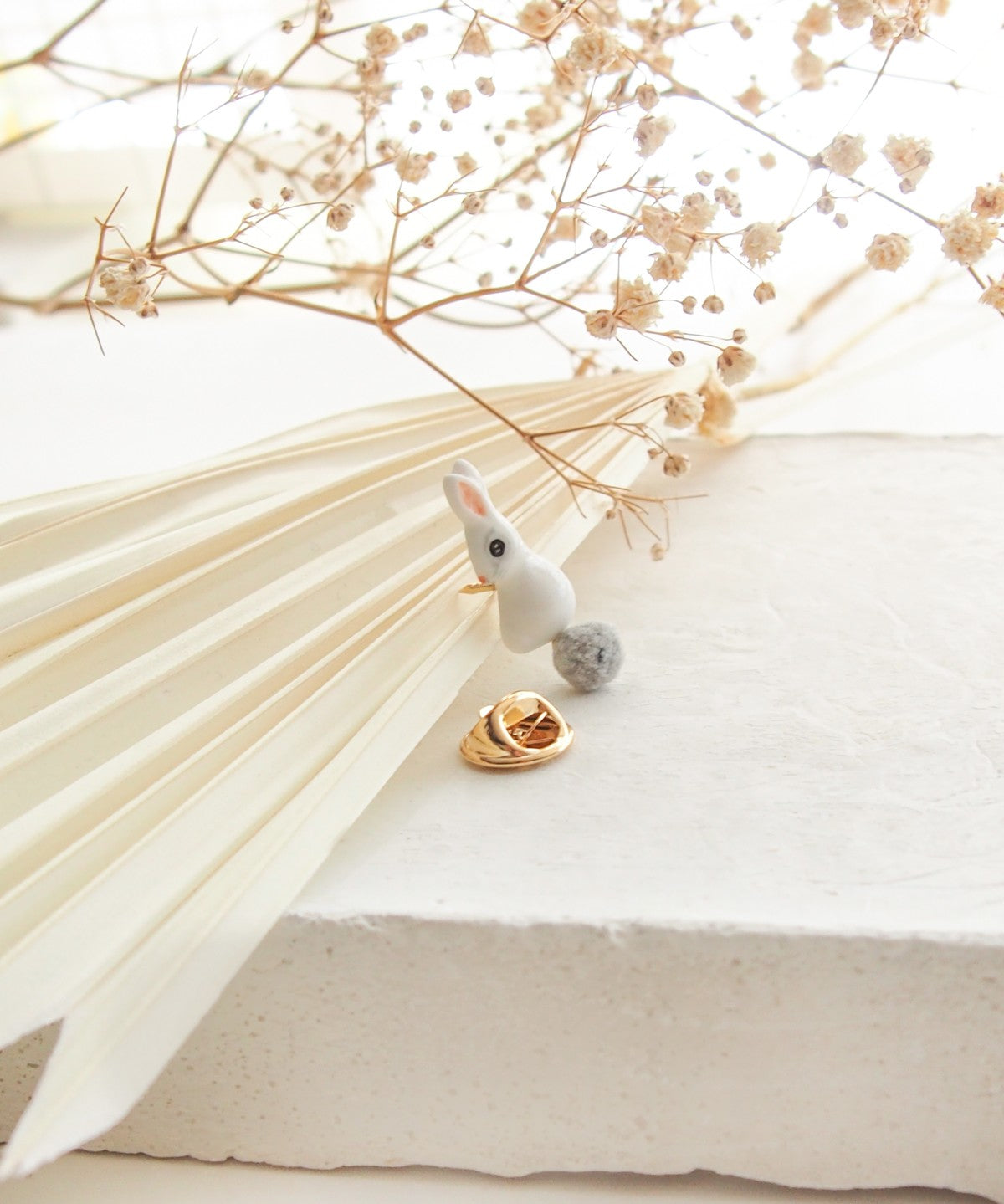 Pin's lapin avec pompon