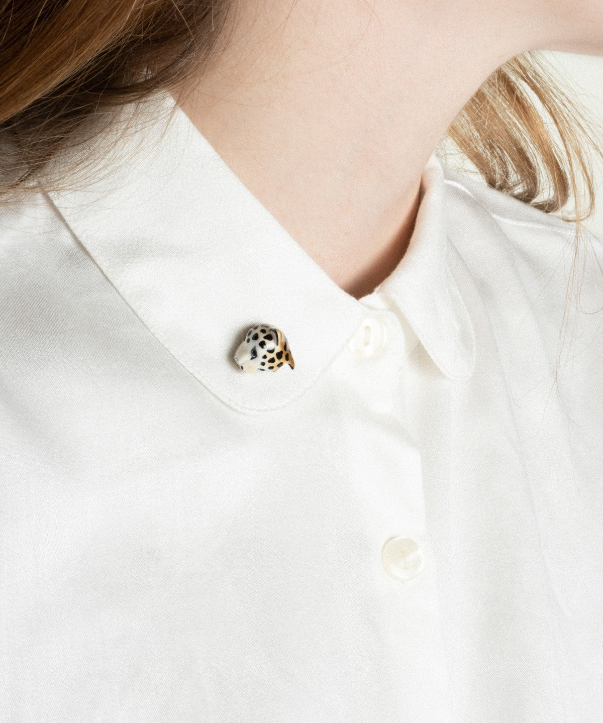 bijou pin's animal léopard peint à la main en porcelaine