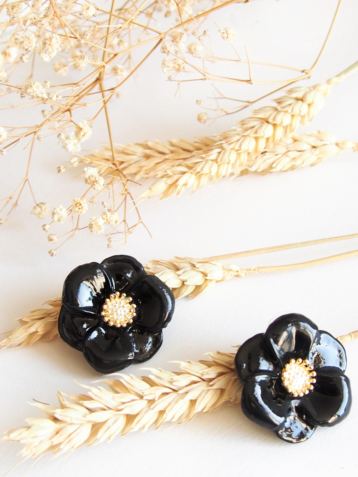 bijou boucles d'oreilles puces fleur noire et dorée en porcelaine peinte à la main