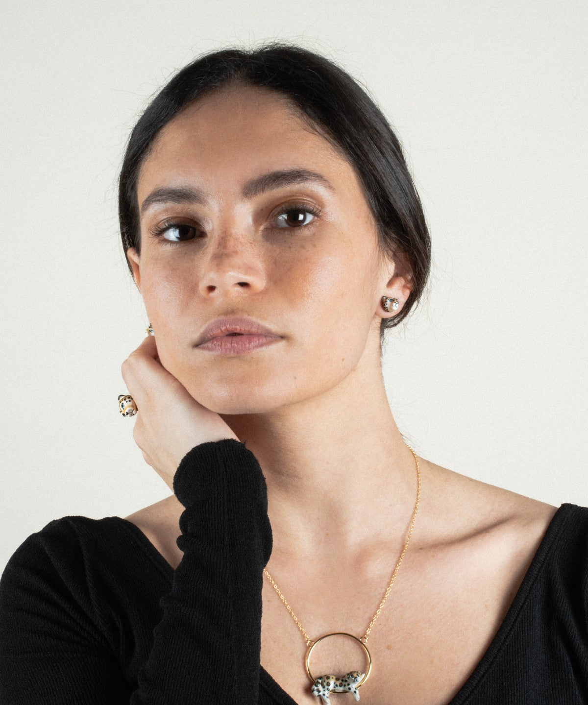 boucles d'oreilles puces tête de léopard, collier léopard, bague léopard porcelaine