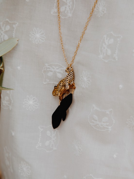 collier doré léopard plumes noires porcelaine