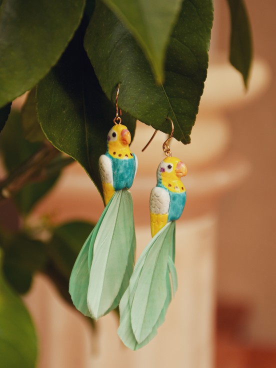 boucles d'oreilles pendantes perruche perroquet bleu et jaune plumes
