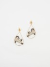 Boucles d'oreilles dorées pendantes chat siamois blanc et gris porcelaine