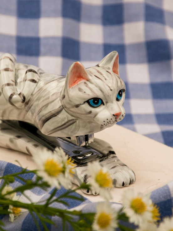 agrafeuse chat gris tabby en porcelaine peinte à la main