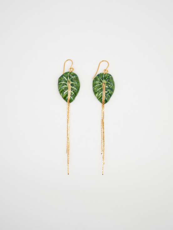 bijou boucles d'oreilles pendantes avec franges dorées et feuille verte en porcelaine peinte à la main