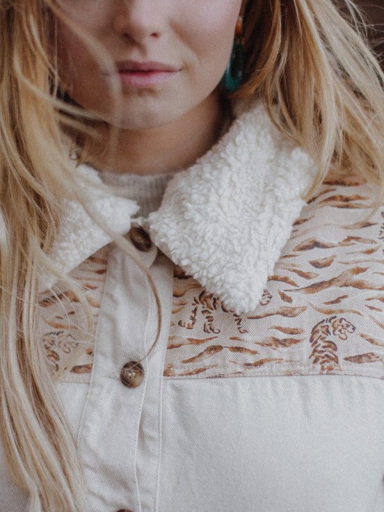 Jacket with sheepskin effect collar of white tiger patter 100% biological cotton