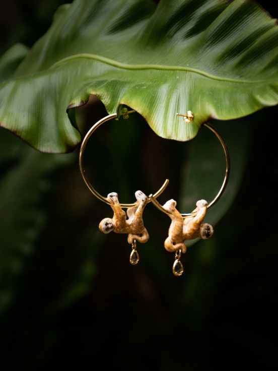 Half-hoops with porcelain piece hand painted animal