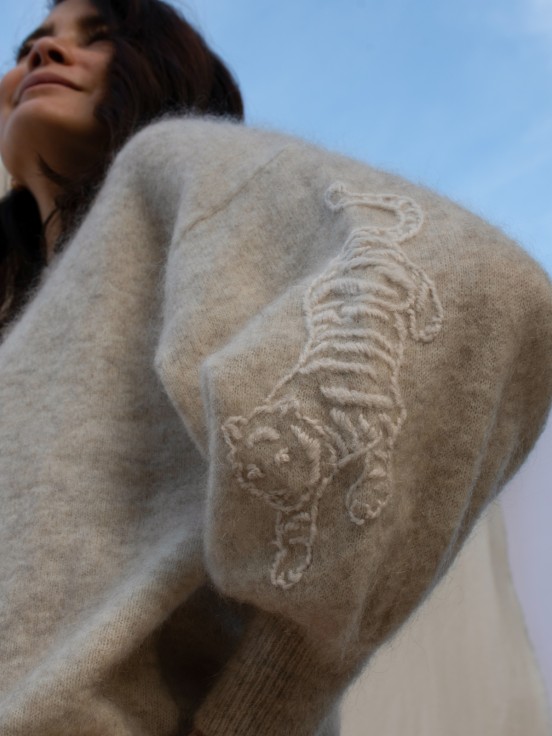 Balloon sleeve knitted sweater with tiger embroidery