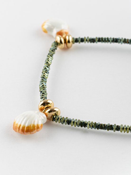Bracelet perles d'hématite coquillage