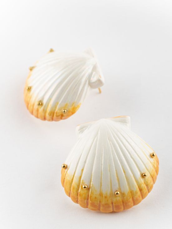 Pearly shell stud earrings