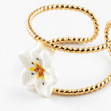 Anillo de doble banda con flor de pera