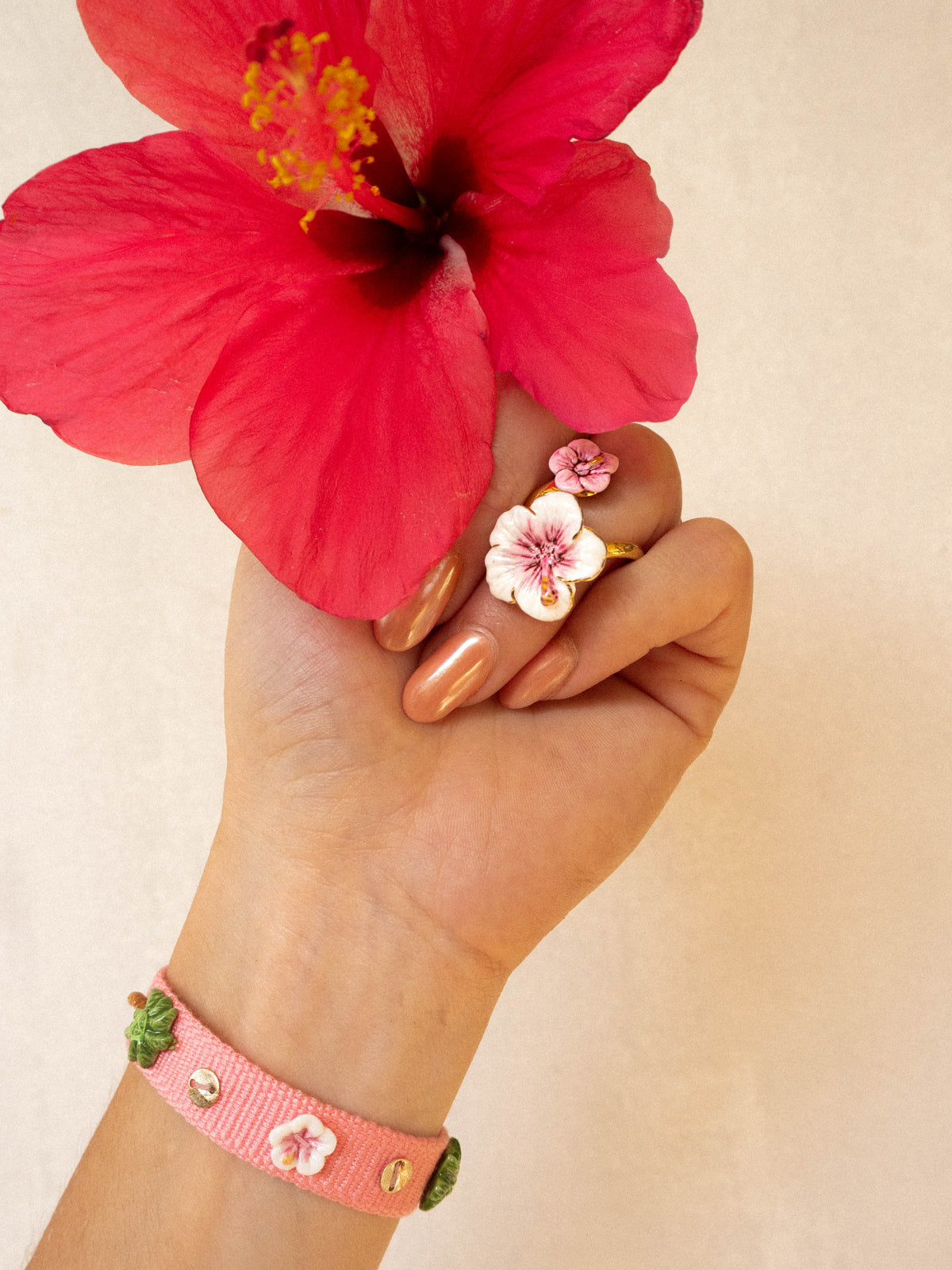 Bracelet tressé rose à charms