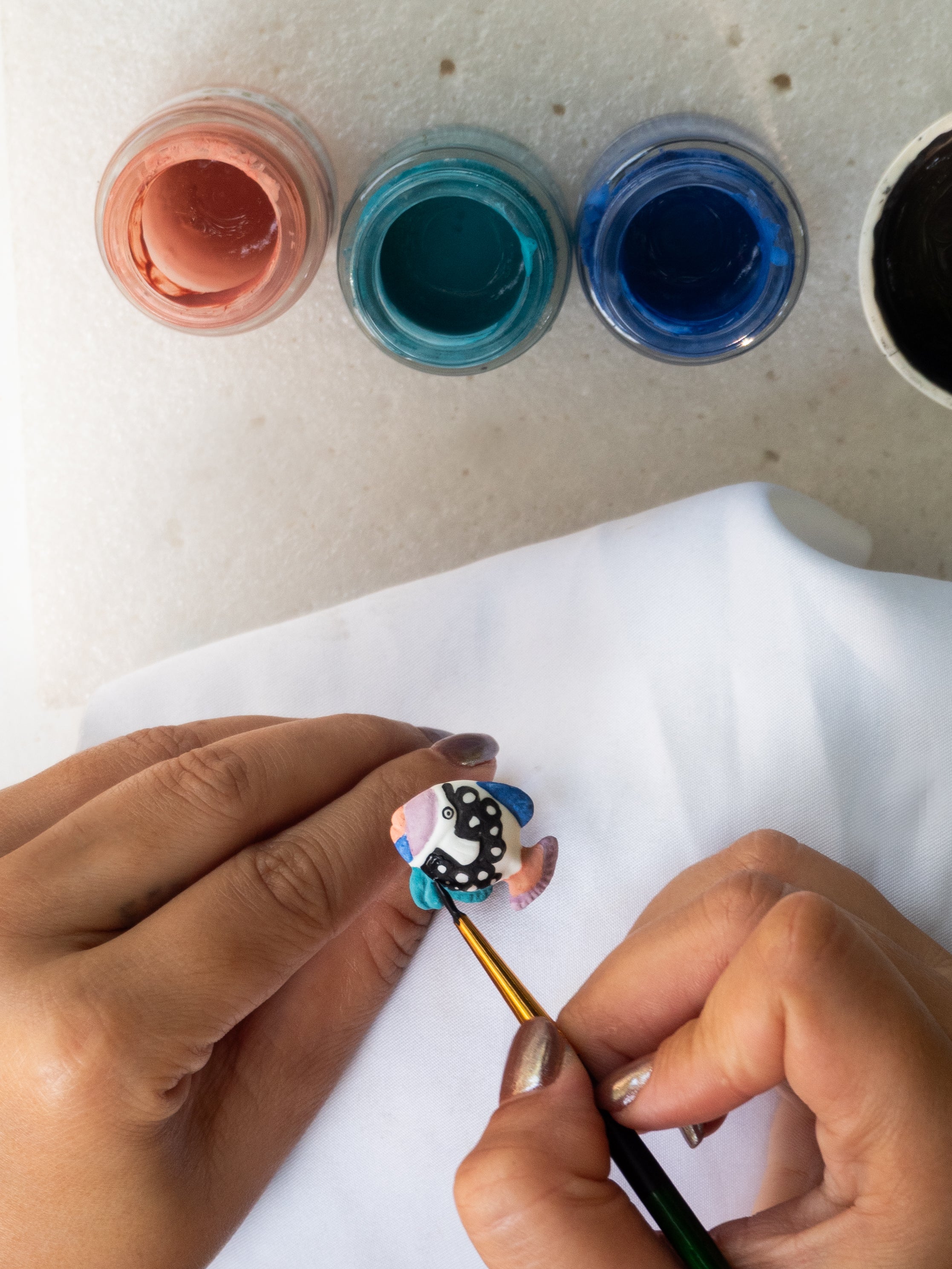 Leopard on branch necklace in porcelain and gilded brass