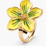 Anillo de flor amarilla