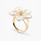 Anillo de flor blanca