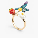 Anillo petirrojo, flor y fresa