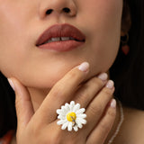 Maxi daisy ring with bee charm
